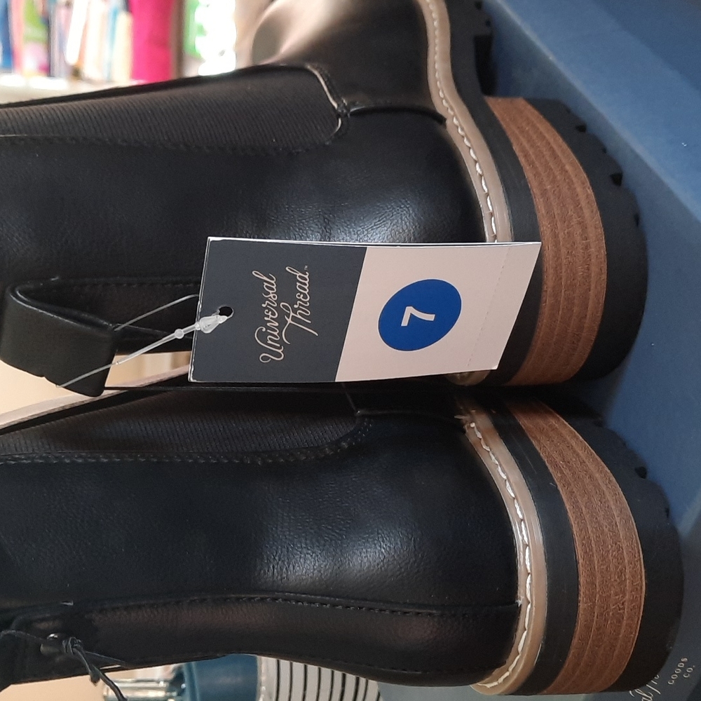Universal thread boots. Size 7 women's